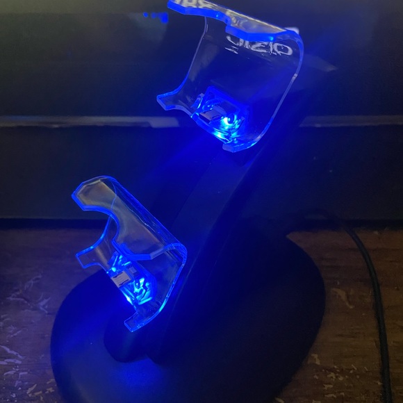 PS4 Charger Stand - Picture 3 of 3